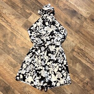 SHEIN Black and White Floral Jumpsuit Medium